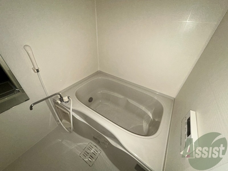 バス・シャワールーム　お風呂はゆったりと入るには充分な広さです。