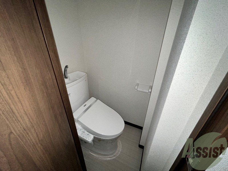 トイレ　温水洗浄便座でウォシュレット付きなので快適です。