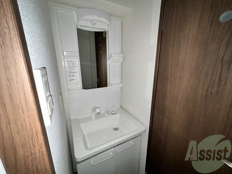 洗面設備　独立洗面台で朝の身支度も快適にすることができます。