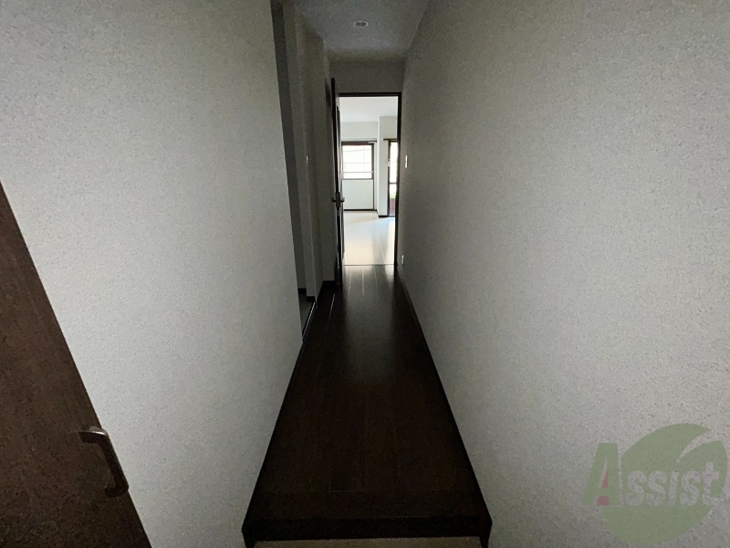 玄関　玄関は白を基調とした内装なので明るく感じることが出来ます。