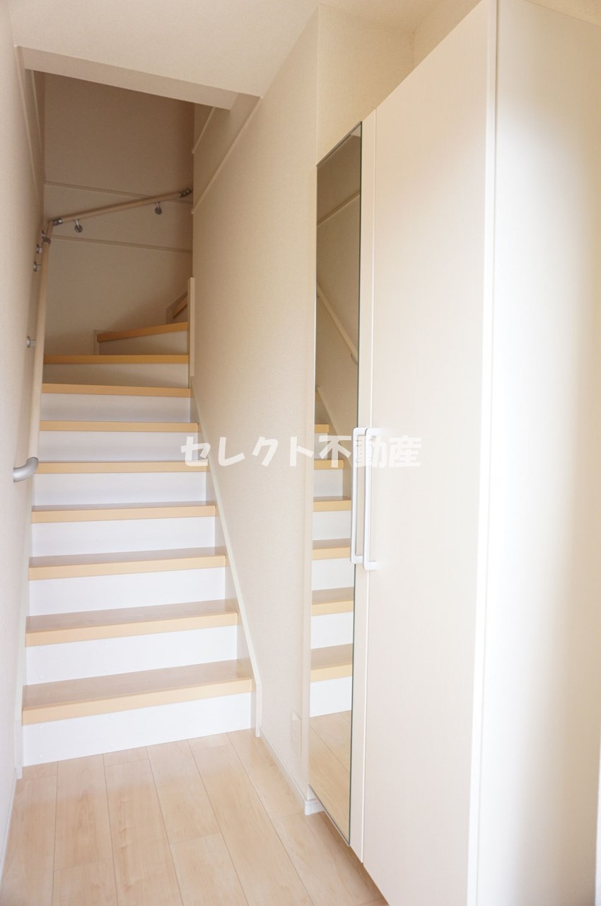 玄関　【エスポワール・ジェルメ　V】落ち着いた玄関です