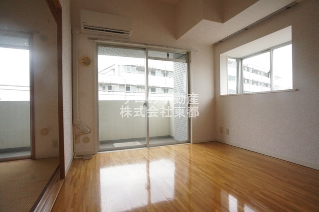 居室・リビング　２面採光なので、明るく風通しのよい過ごしやすいお部屋です♪