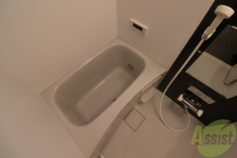 バス・シャワールーム　大きめの浴槽で一日の疲れを癒やしてください。