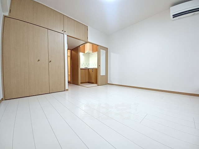 居室・リビング　同建物　別部屋