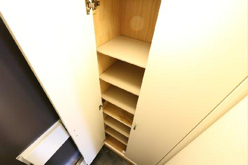 玄関　大型シューズボックス完備により女性へおススメ