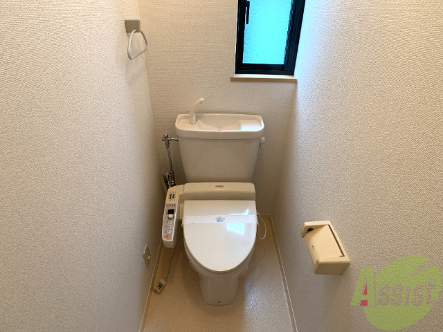 トイレ　ウォシュレット機能がついているので安心ですね。