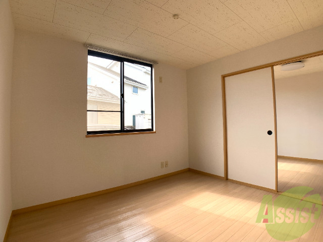 その他部屋・スペース　寝室には窓があるので、朝の目覚めが良さそうです。