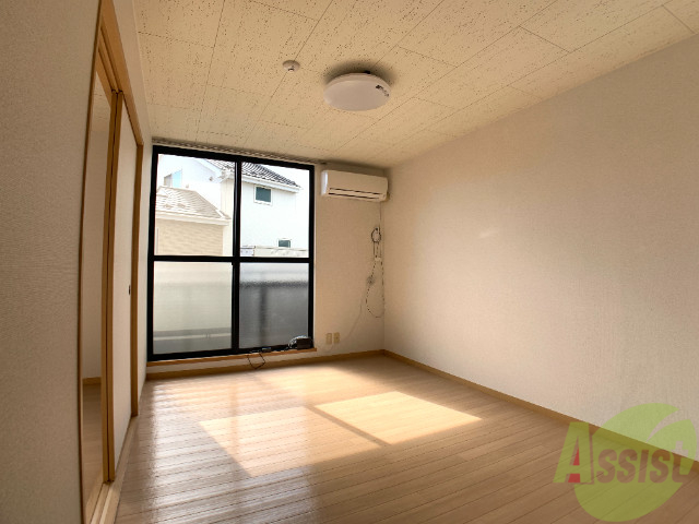 居室・リビング　リビングはこんな感じです。窓が大きくてよく陽が入ってきます。