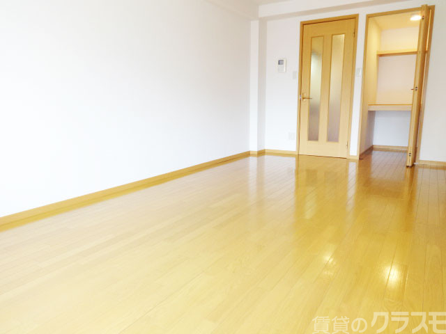 居室・リビング　洋室はドカンと１１．０帖ございます☆