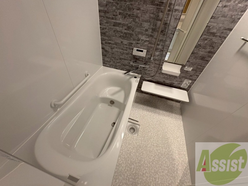 バス・シャワールーム　お風呂です。広々したバスでゆっくりくつろげます。