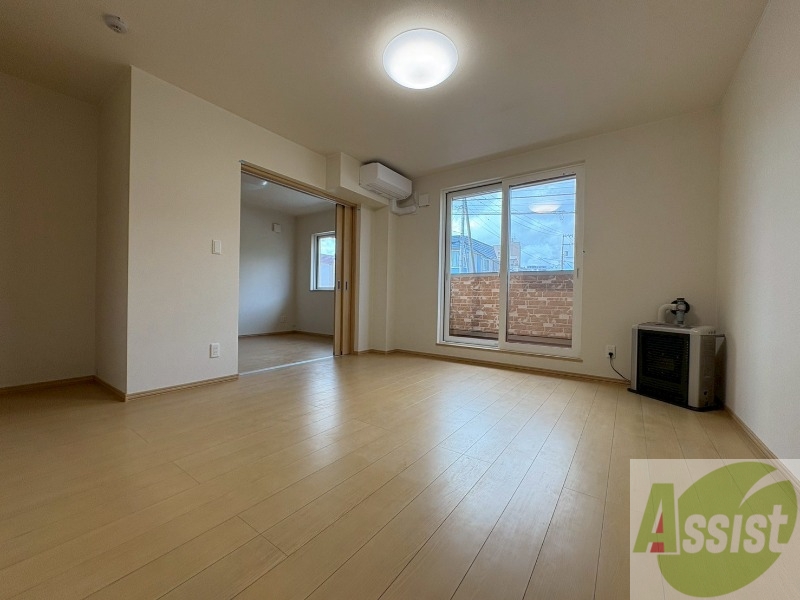 居室・リビング　日当たりが良くて心地よく過ごせそうなお部屋です。