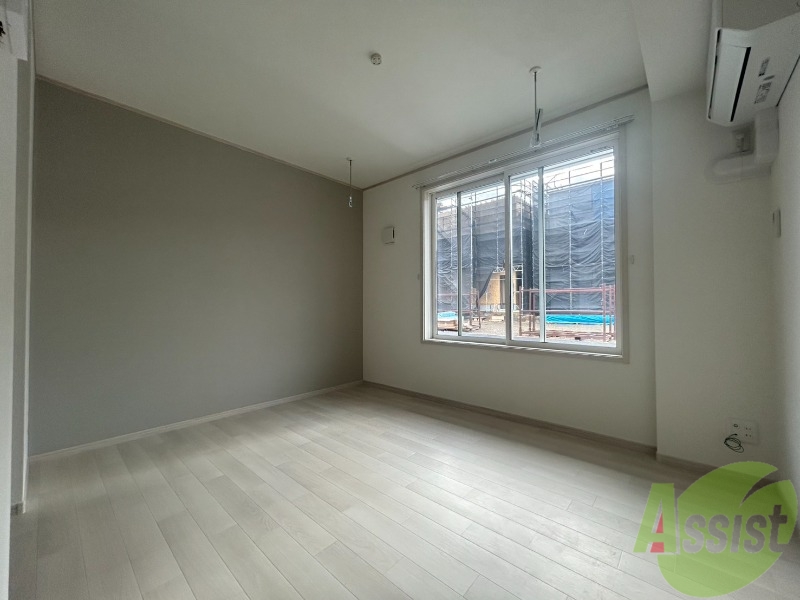 居室・リビング　アクセントクロスによりインテリアデザインが向上しています