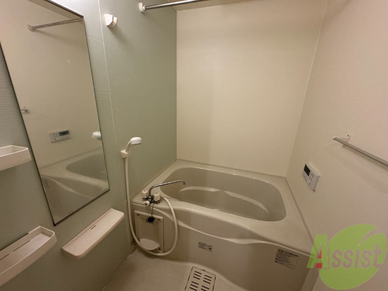 バス・シャワールーム　落ち着いたデザインの浴室。ゆったりできそうです。