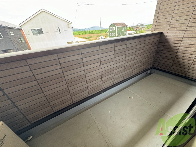 バルコニー　バルコニーは洗濯物を干すのに十分な広さがありますね。