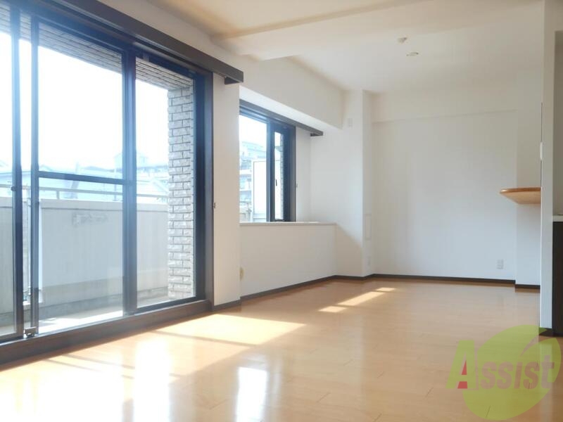 居室・リビング　明るいリビングは家族団欒の場所です。