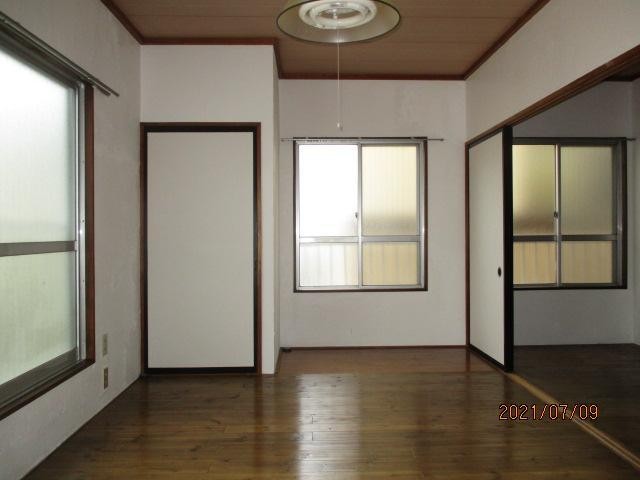 ＪＲ御殿場線 大岡駅 徒歩15分 3階建 築47年の居間写真