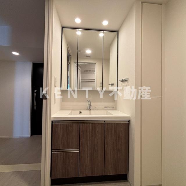 洗面設備　ゆったりとスペースのある洗面所