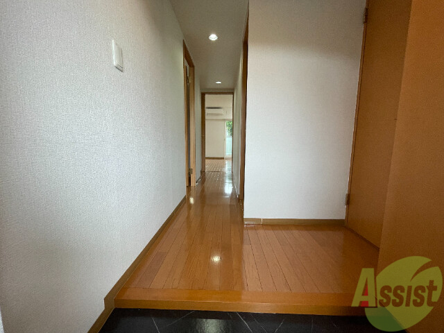 玄関　玄関の様子です。広い洋室にすぐ繋がっています。