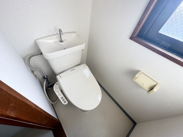 トイレ　温水洗浄便座です