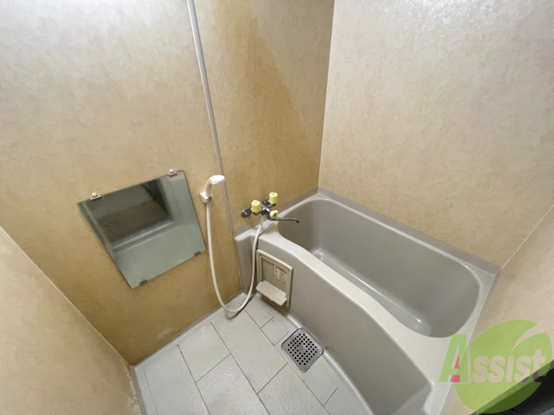 バス・シャワールーム　浴室はゆったりと浸かれるサイズ感になっています。