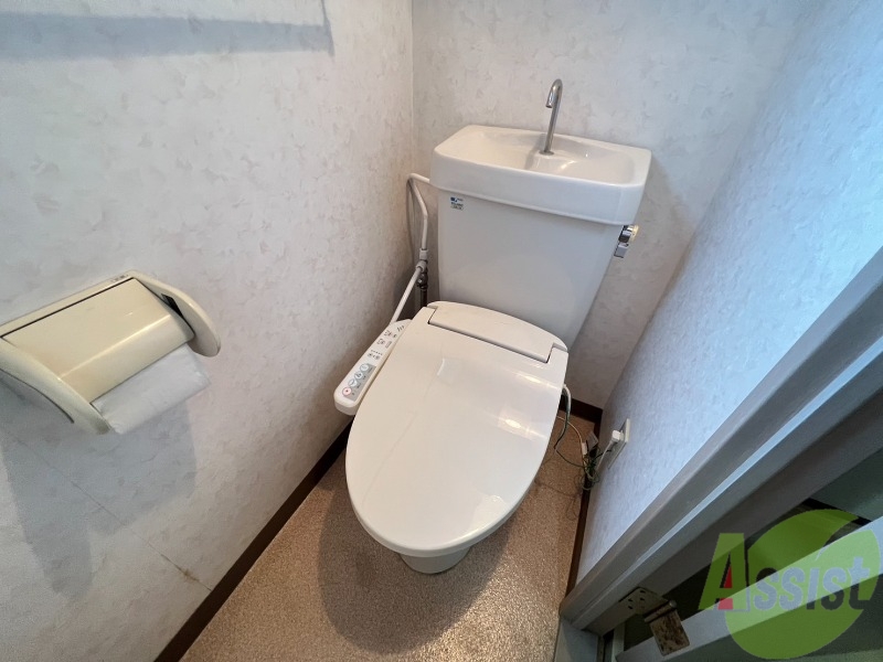 トイレ　温水洗浄便座なので快適に使用できそうですね。