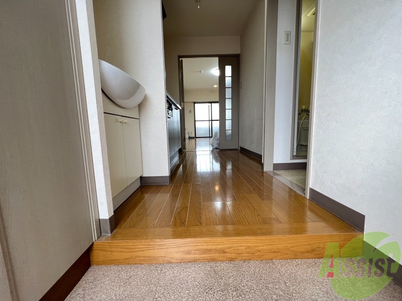 玄関　玄関から撮影しました。敷居が高くなくて安心ですね。