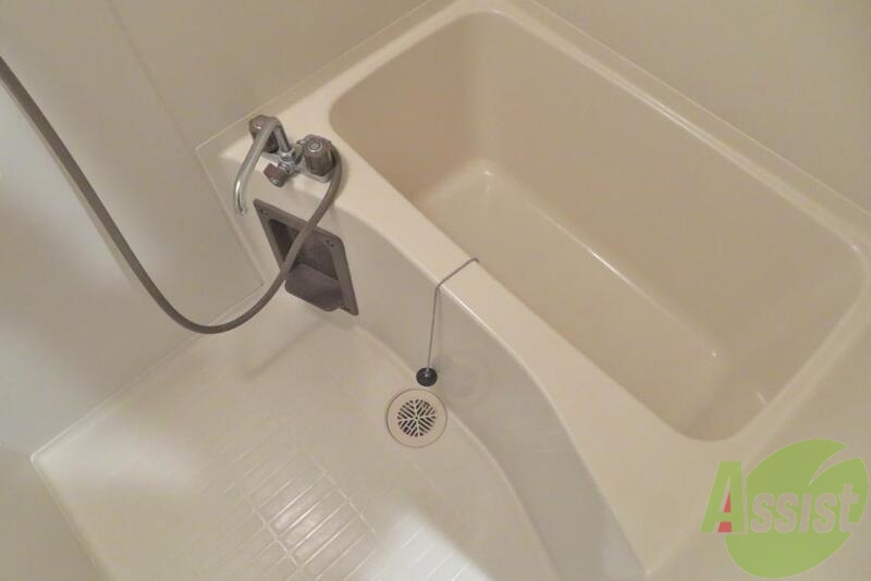 バス・シャワールーム　お風呂は足を延ばして肩まで浸かれそうですねー。