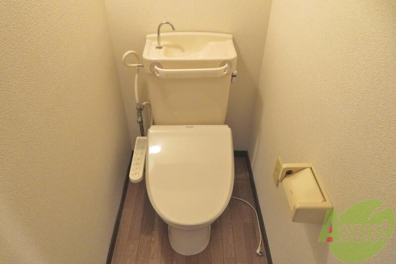 トイレ　トイレは温水洗浄付き。ほどよい広さもグッド。
