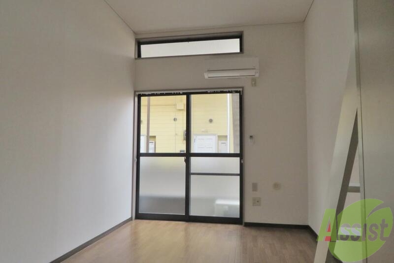 その他部屋・スペース　白い壁に茶色のフローリング。ほんとにシンプルです。