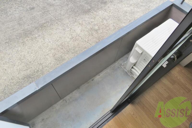 バルコニー　バルコニーというよりはお花なんかを飾るのに良さそうです。