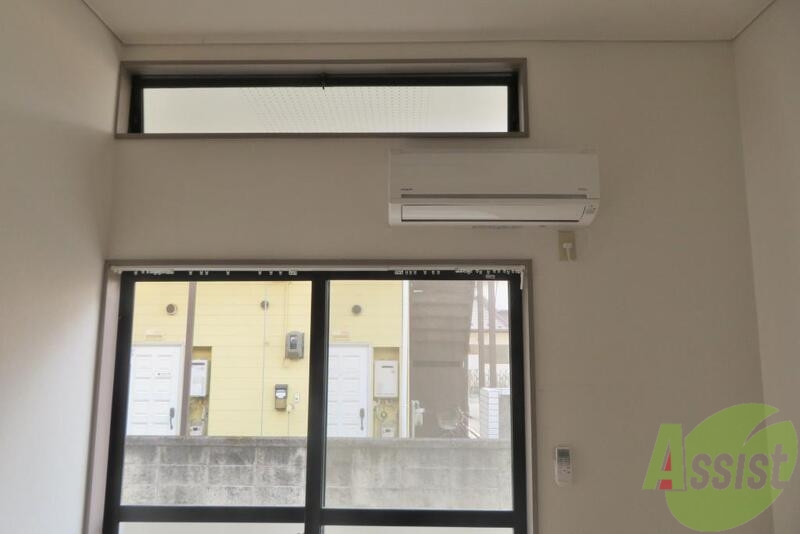 その他設備　エアコンはお部屋の真ん中に一台。新しめなのも嬉しいポイント。