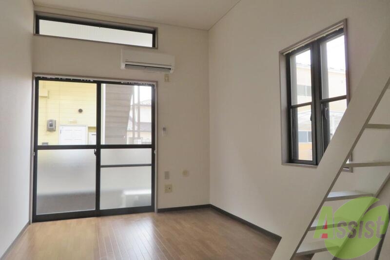 居室・リビング　お部屋には清潔感があり窓が多いため匂いもこもってませんでした