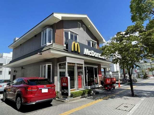 飲食店　マクドナルド姫路南店（飲食店）まで558m