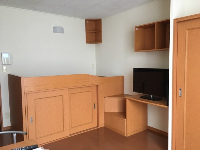 居室・リビング　収納スペースたっぷりのベッド付き。