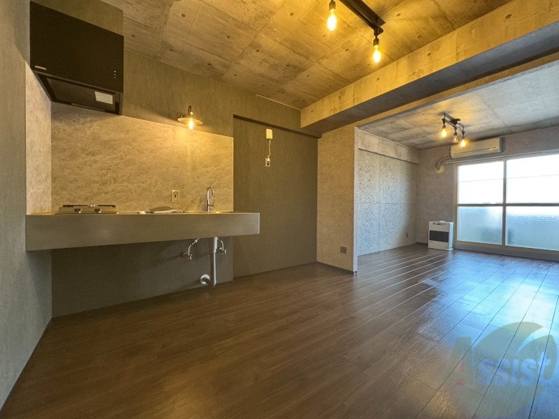 居室・リビング　木目のフローリングは落ち着きのある印象のお部屋になりますね。