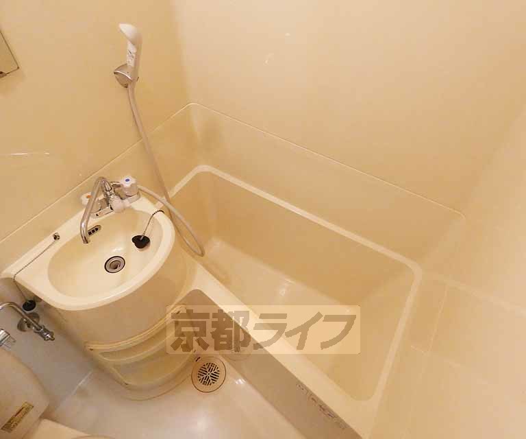 バス・シャワールーム　ユニットですが浴槽深さあります。