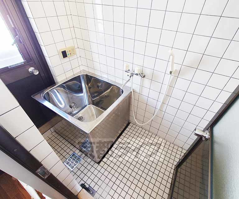 バス・シャワールーム　清潔感のあるバスルームです。