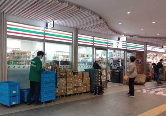 コンビニ　セブンイレブン南海河内長野駅店（コンビニ）まで1061m