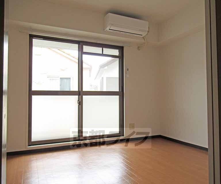 居室・リビング　明るい奥の洋室です。