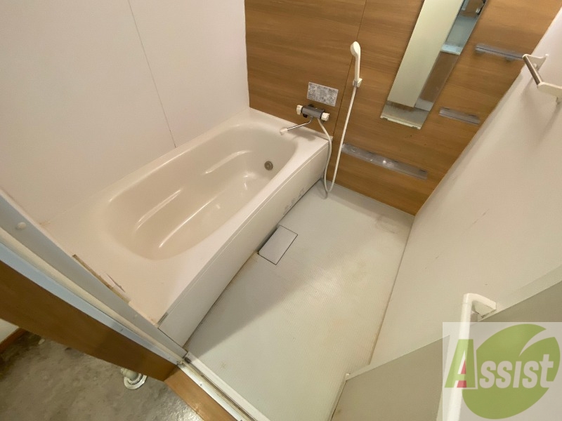 バス・シャワールーム　バスルームは狭すぎず、シャワーも浴びやすそうです。