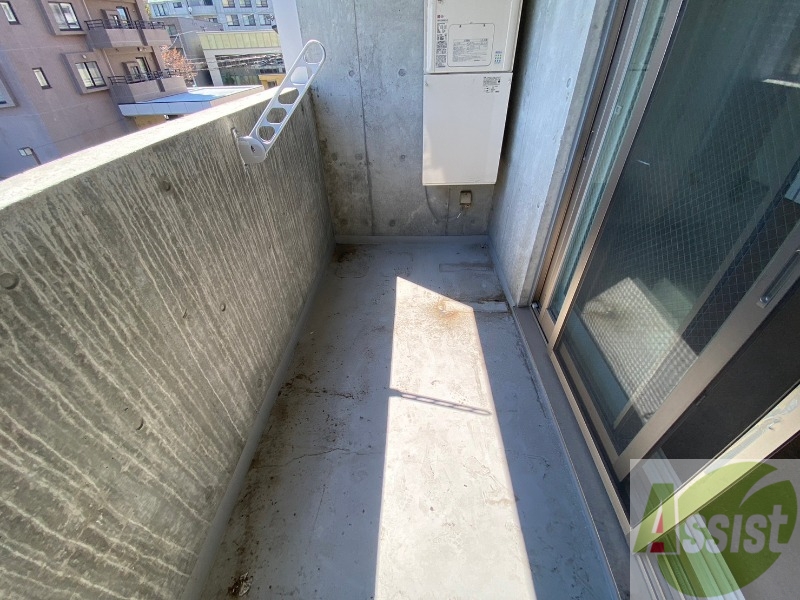 バルコニー　バルコニー。洗濯物がはかどりそうな広さがありますよ。