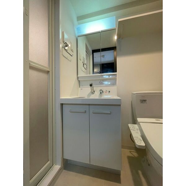 洗面設備　独立洗面化粧台が付いています