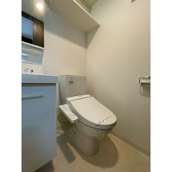 トイレ　落ち着いた色調のトイレです