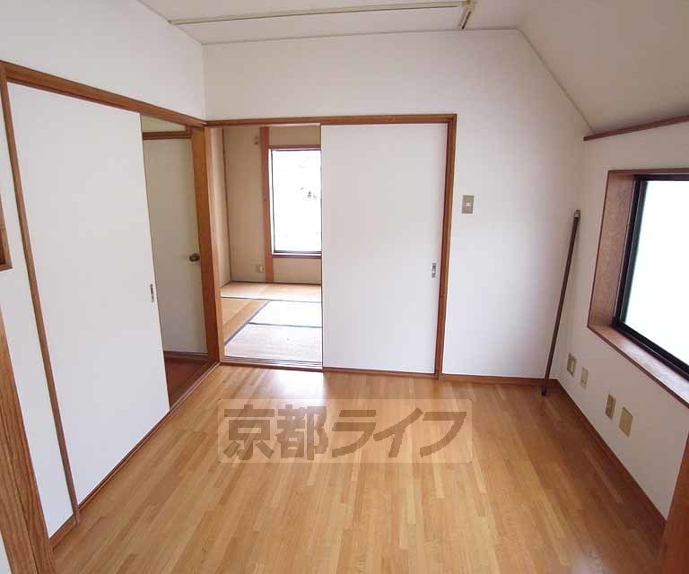 居室・リビング　窓が多くて明るい室内