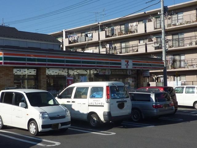 コンビニ　セブンイレブン（コンビニ）まで596m