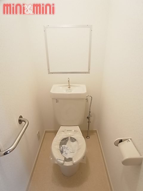 トイレ　手すりもあるので安心です。