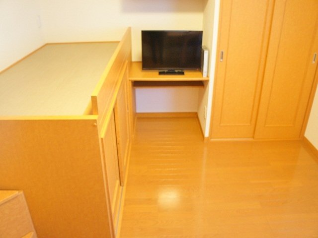 居室・リビング　家具家電付きのお部屋でお引越しも楽々♪写真は1階のお部屋です