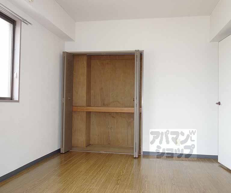 居室・リビング　小窓付き洋室です