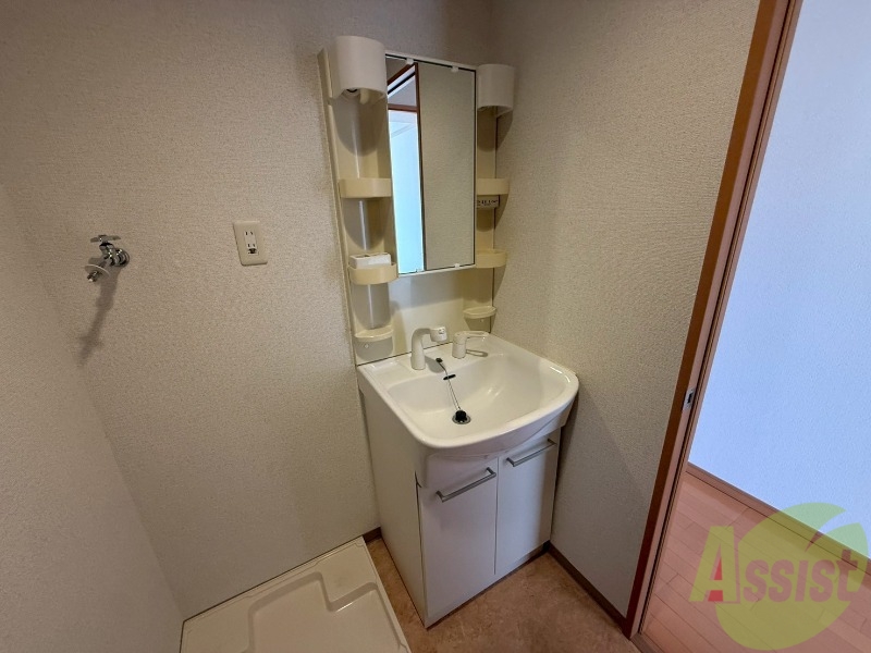 洗面設備　洗面台は独立洗面台です。毎日の身支度が楽しくなりそうですね。