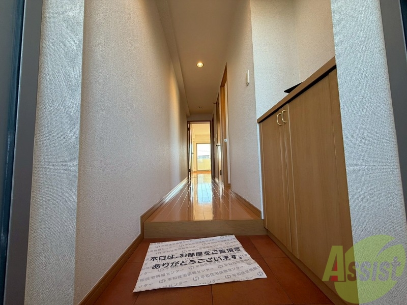 玄関　玄関から撮影しました。お部屋の明るさが伝わりますね。